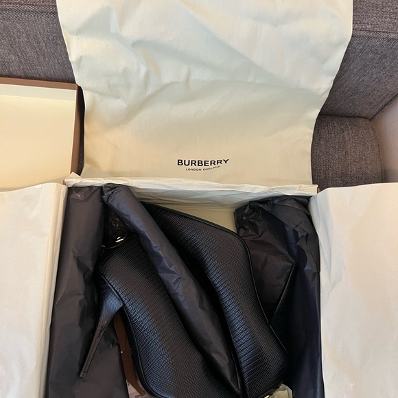 Burberry shoes - Picture 3 of 5